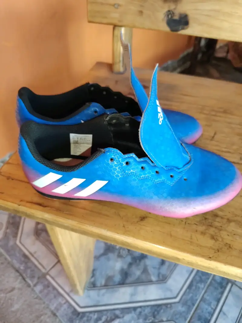 Zapatillas deportivas Adidas azules para fútbol - 1