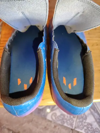Zapatillas deportivas Adidas azules para fútbol - miniatura 3