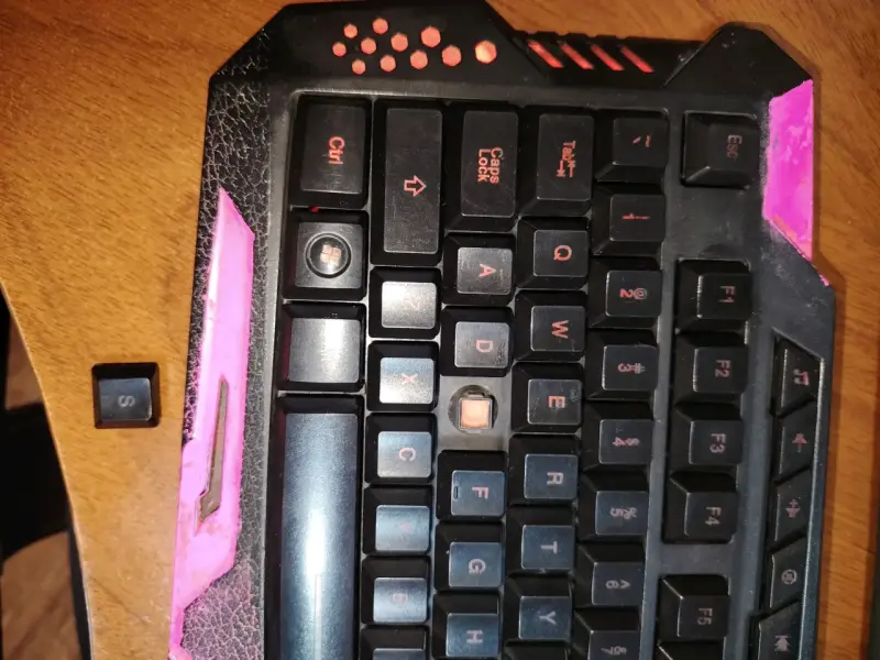 Teclado gamer retroiluminado con teclas faltantes - 1