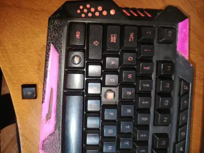 Teclado gamer retroiluminado con teclas faltantes - miniatura 1