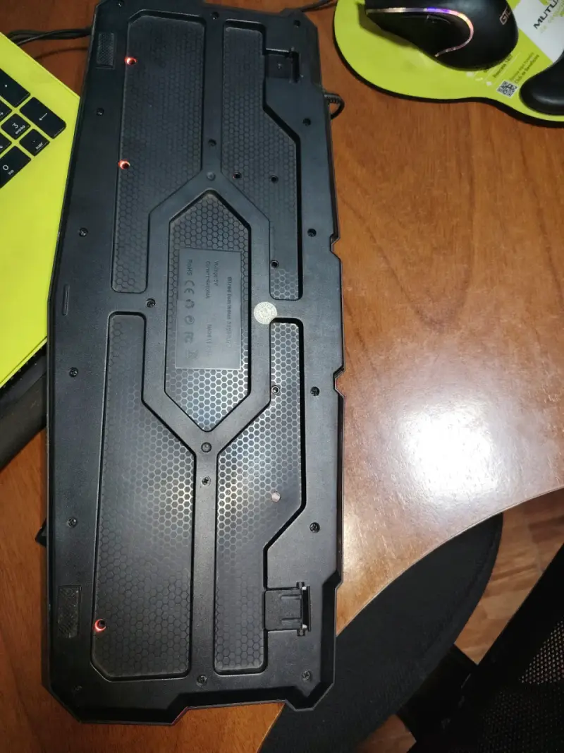 Teclado gamer retroiluminado con teclas faltantes - 2
