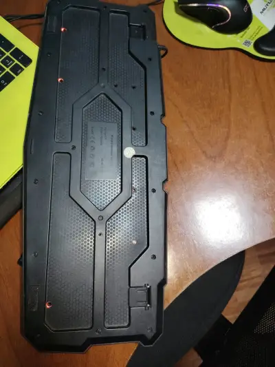 Teclado gamer retroiluminado con teclas faltantes - miniatura 2