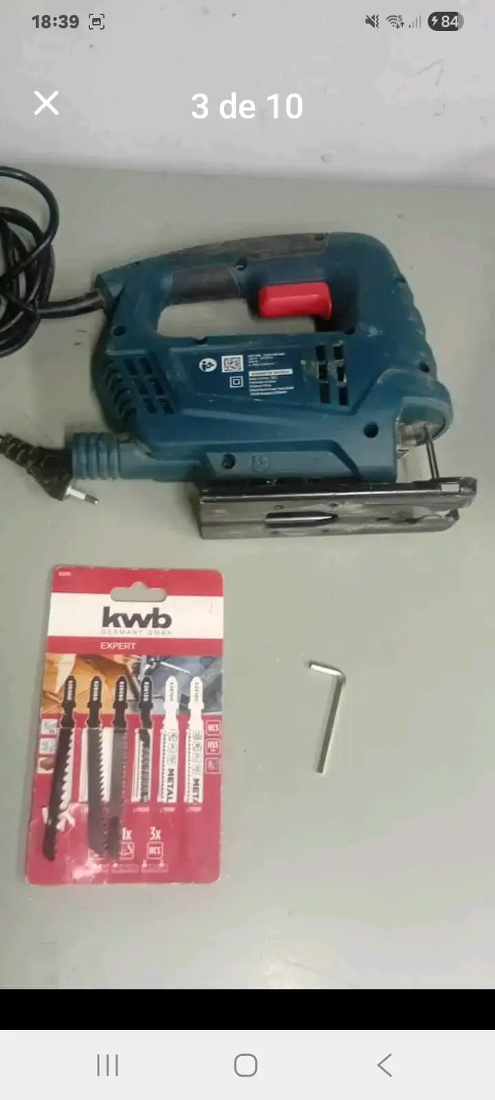 Sierra caladora eléctrica con hojas KWB