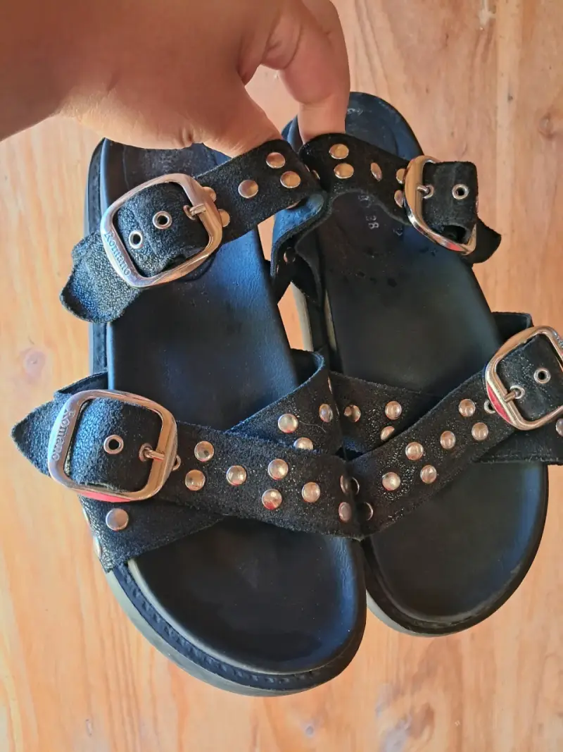 Sandalias Romano negras con hebillas y tachas - 1