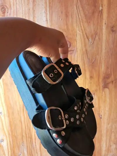 Sandalias Romano negras con hebillas y tachas - miniatura 2