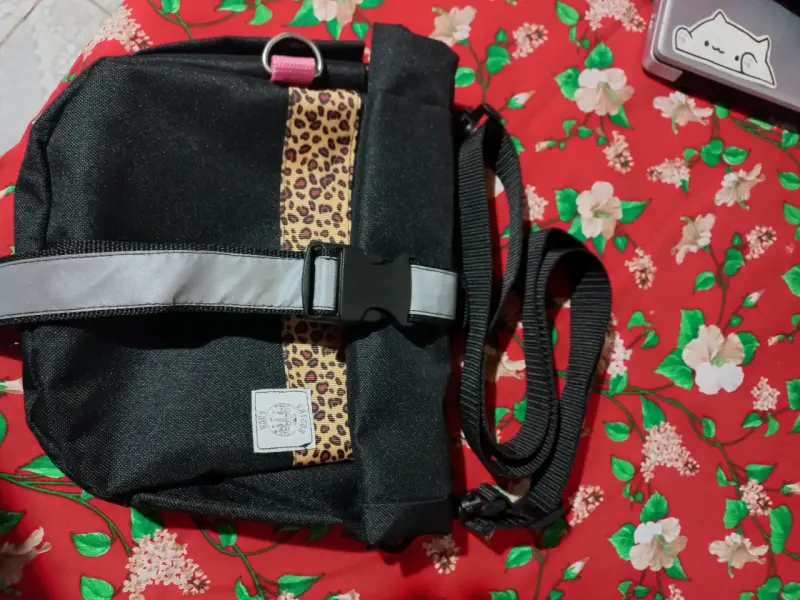Bandolera negra con estampado de leopardo