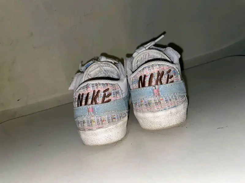 Zapatillas Nike blancas y celestes - 2