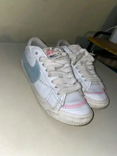 Zapatillas Nike blancas y celestes - miniatura 5