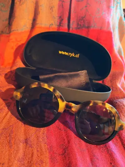 Gafas de sol estilo retro con estuche - miniatura 1