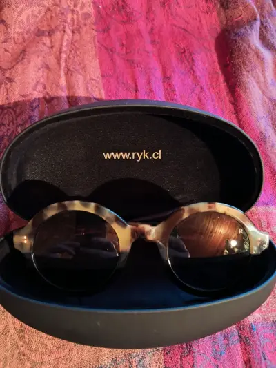 Gafas de sol estilo retro con estuche - miniatura 2
