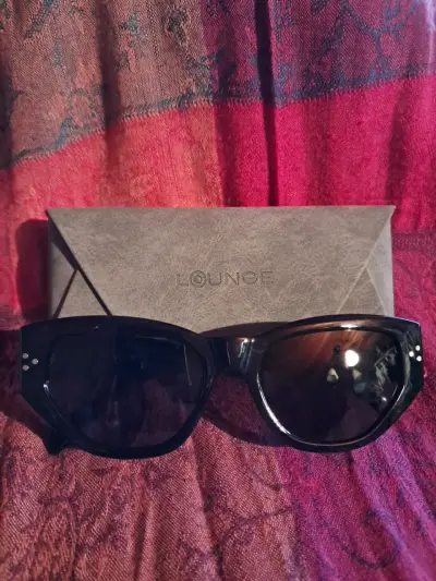 Gafas de sol negras Lounge con estuche - miniatura 1