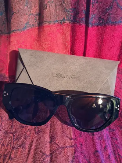 Gafas de sol negras Lounge con estuche - miniatura 2