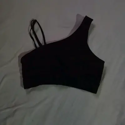 Top deportivo negro de un solo hombro - miniatura 1