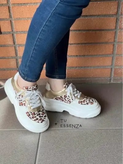 Zapatillas plataforma animal print doradas - miniatura 1