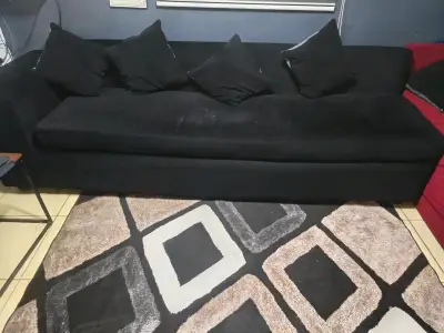 Sofá negro amplio y cómodo - miniatura 1