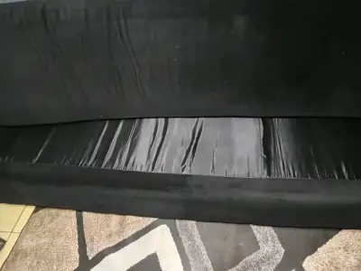 Sofá negro amplio y cómodo - miniatura 5