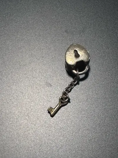 dije candado y llave en oro Pandora - miniatura 5