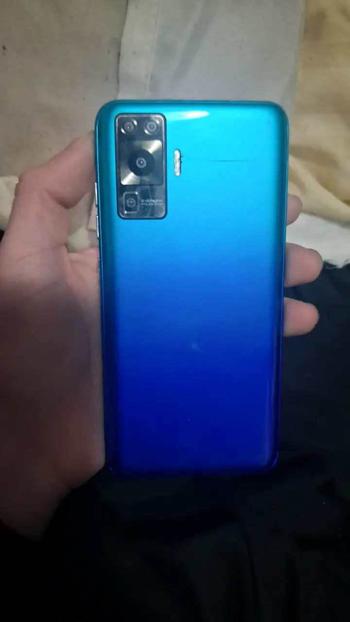 Smartphone azul con triple cámara - 1