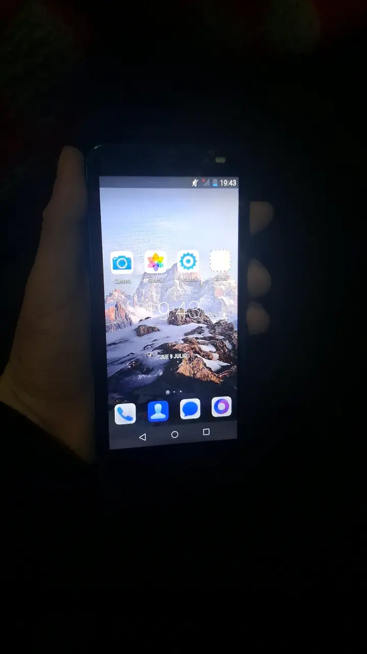 Smartphone azul con triple cámara - 2