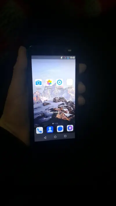 Smartphone azul con triple cámara - miniatura 2