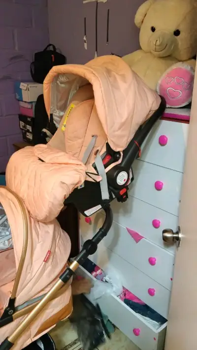 Coche de bebé con silla desmontable - miniatura 1