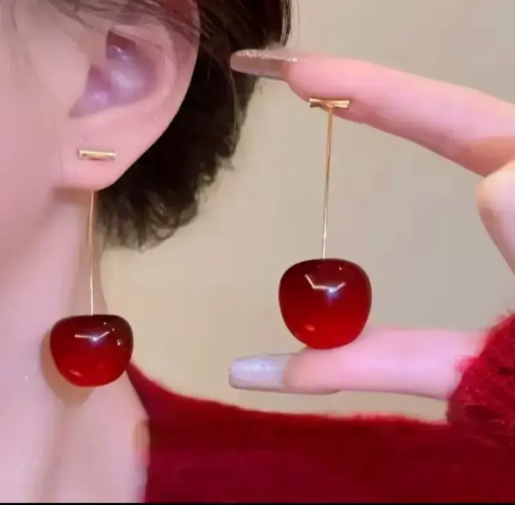 Aros colgantes de cereza roja baño en oro 18k - 1
