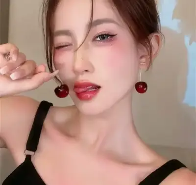 Aros colgantes de cereza roja baño en oro 18k - miniatura 4