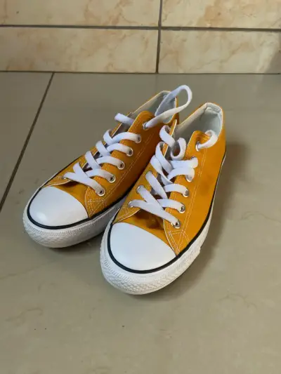 Zapatillas amarillas de lona estilo casual - miniatura 1