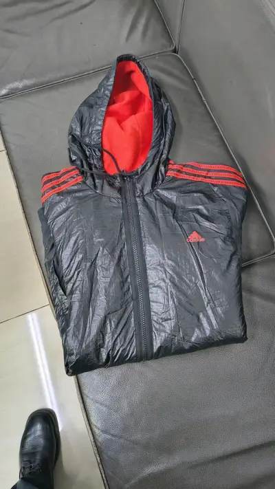 Chaqueta deportiva negra con capucha - miniatura 1