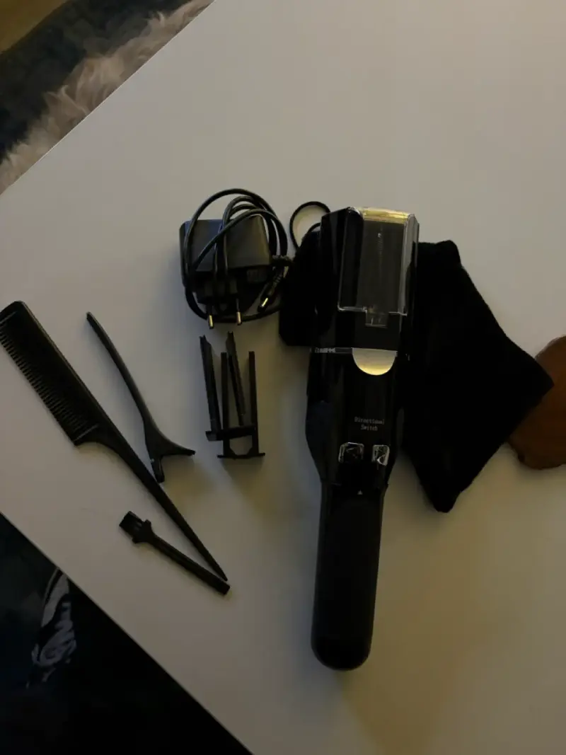 Cortadora de cabello eléctrica con accesorios - 1