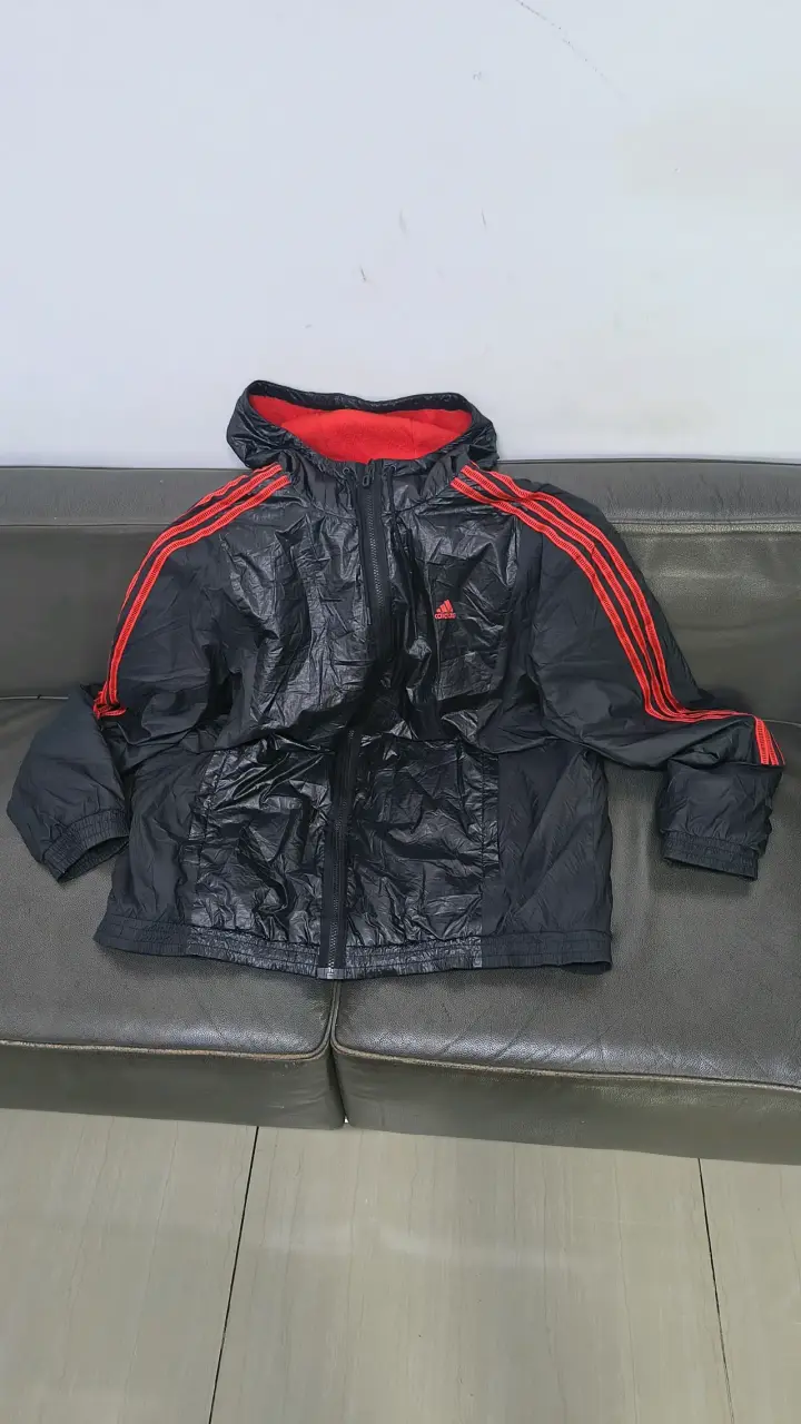 Chaqueta deportiva negra con capucha - 2