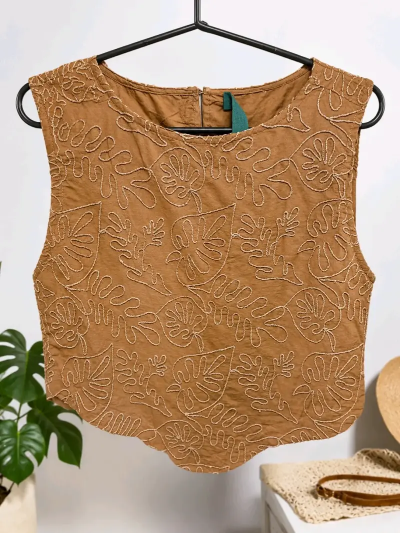 Blusa sin mangas bordada color marrón