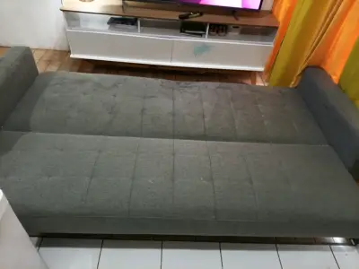 Sofá cama gris en buen estado - miniatura 2