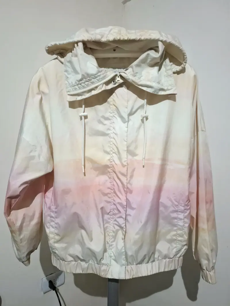 Chaqueta cortaviento con capucha degradé