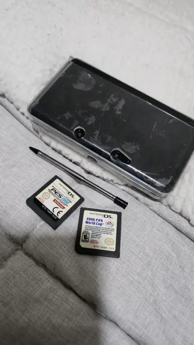 Nintendo 3DS old con juegos ds PES y FIFA - miniatura 1