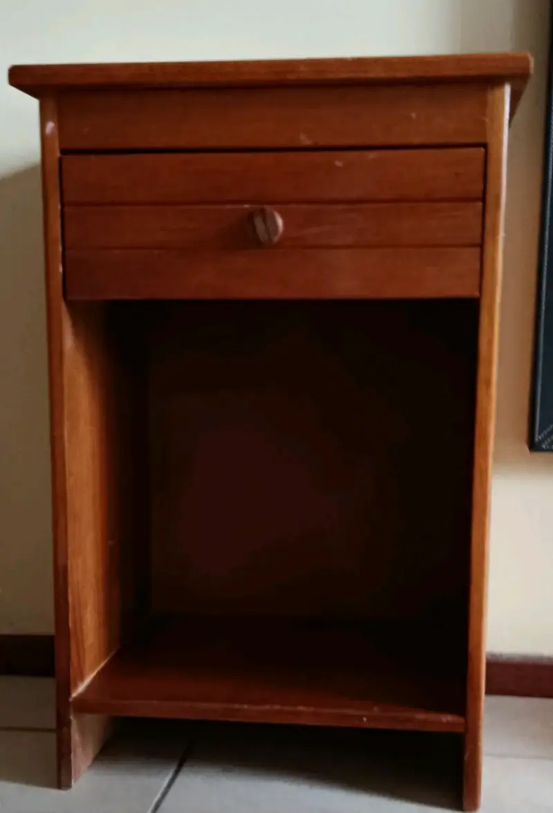 Velador de madera con cajón