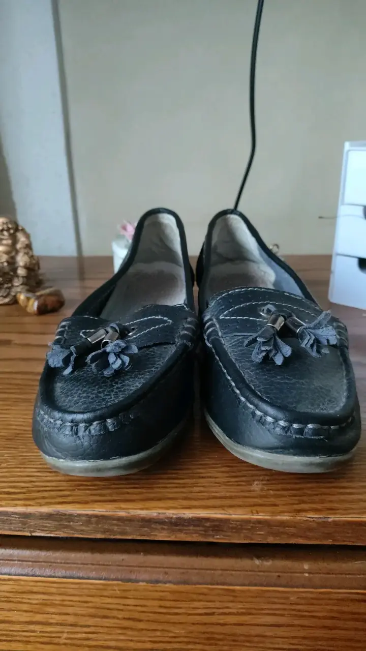 Mocasines de cuero negro con borlas