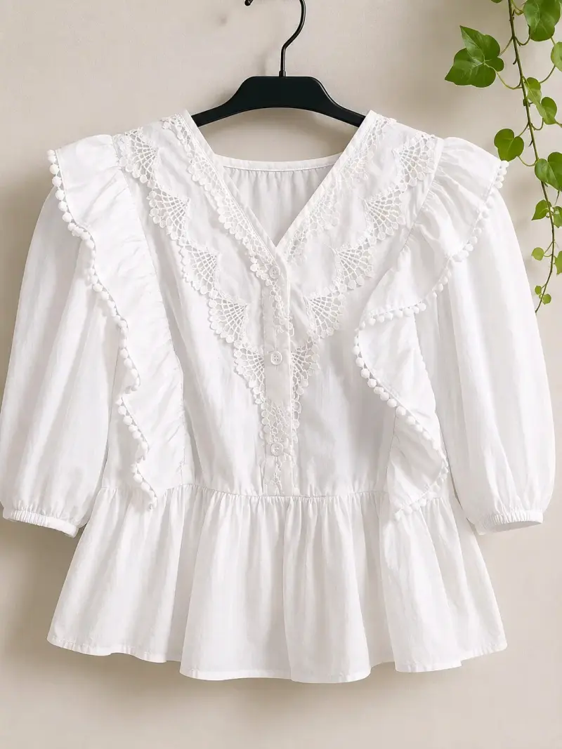 Blusa blanca con encaje y volantes