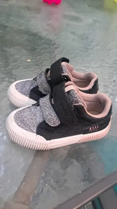Zapatillas infantiles brillantes con velcro - miniatura 1