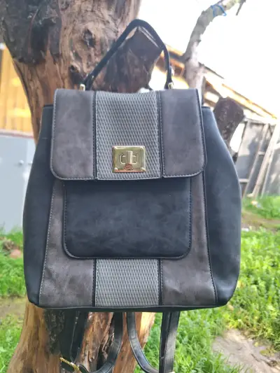 Mochila de cuero gris con cierre metálico - miniatura 1