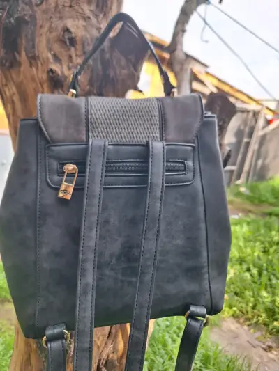 Mochila de cuero gris con cierre metálico - miniatura 2