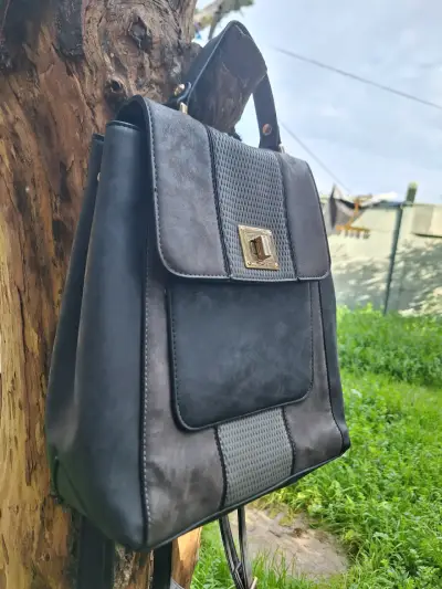 Mochila de cuero gris con cierre metálico - miniatura 3
