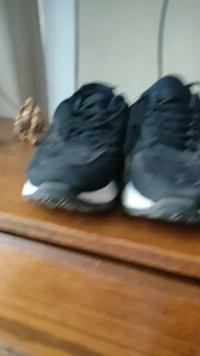 Zapatillas deportivas negras usadas - miniatura 1