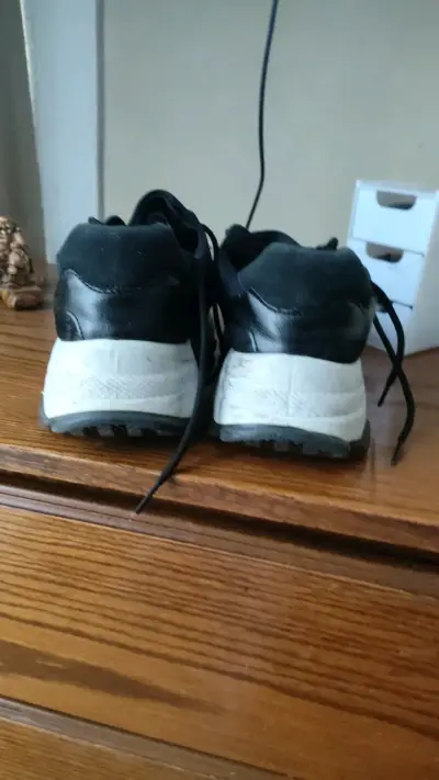 Zapatillas deportivas negras usadas - miniatura 2
