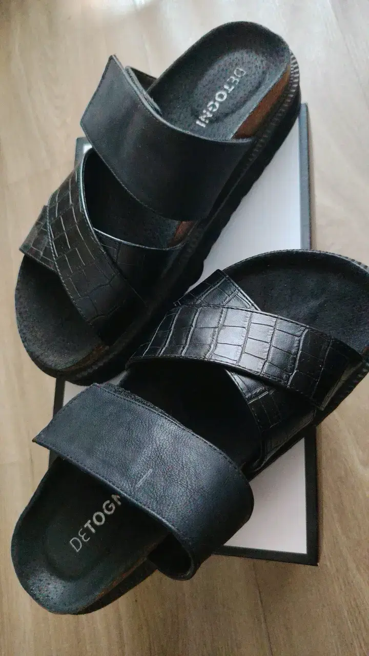 Sandalias negras Detogni de cuero sintético - 1