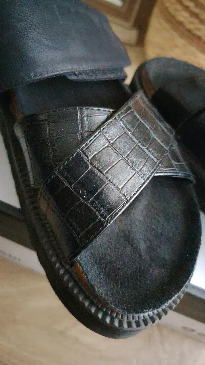 Sandalias negras Detogni de cuero sintético - 2