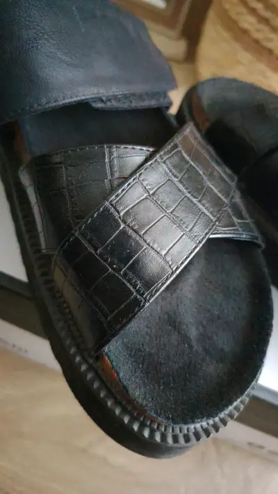 Sandalias negras Detogni de cuero sintético - miniatura 2