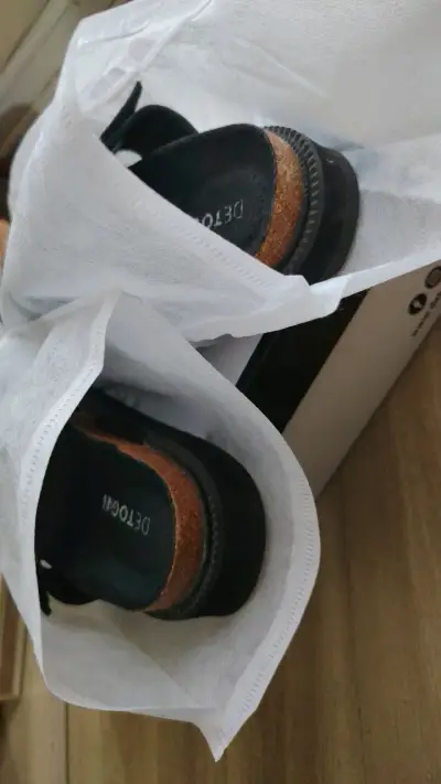 Sandalias negras Detogni de cuero sintético - miniatura 5