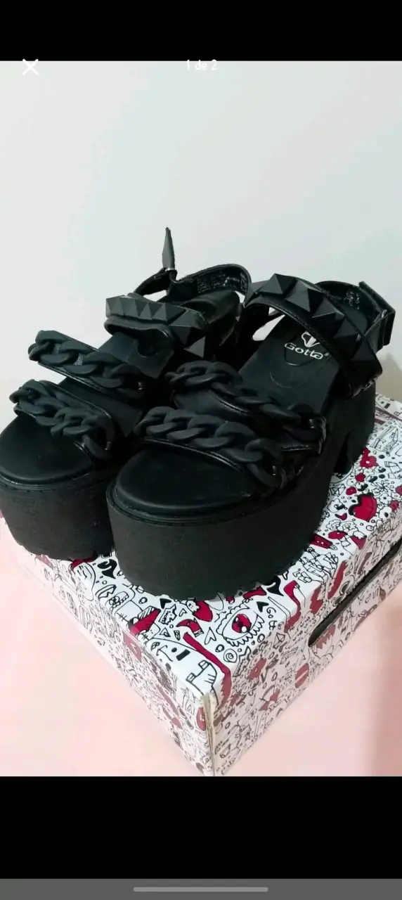 Sandalias negras con plataforma y detalles de cadena