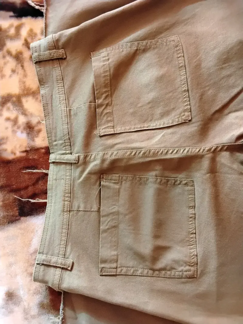 Pantalon de algodón verde militar con bolsillos - 1